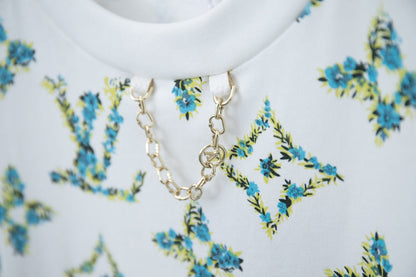 Grünes T-Shirt mit Blumenmuster