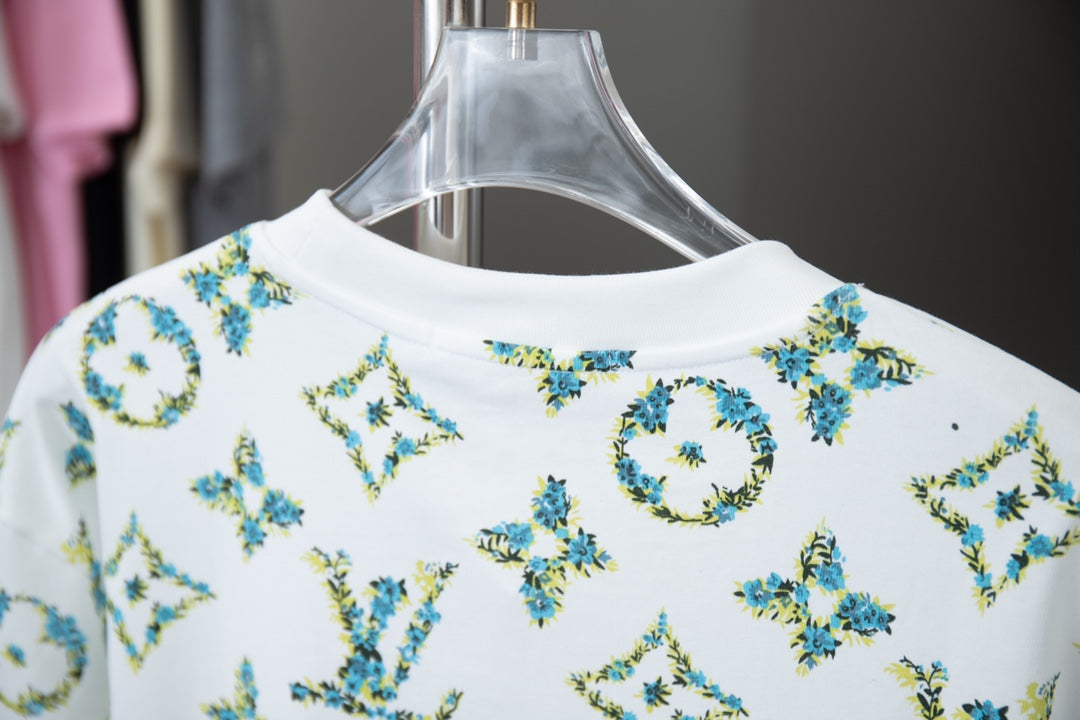 Grünes T-Shirt mit Blumenmuster