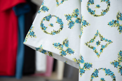Grünes T-Shirt mit Blumenmuster