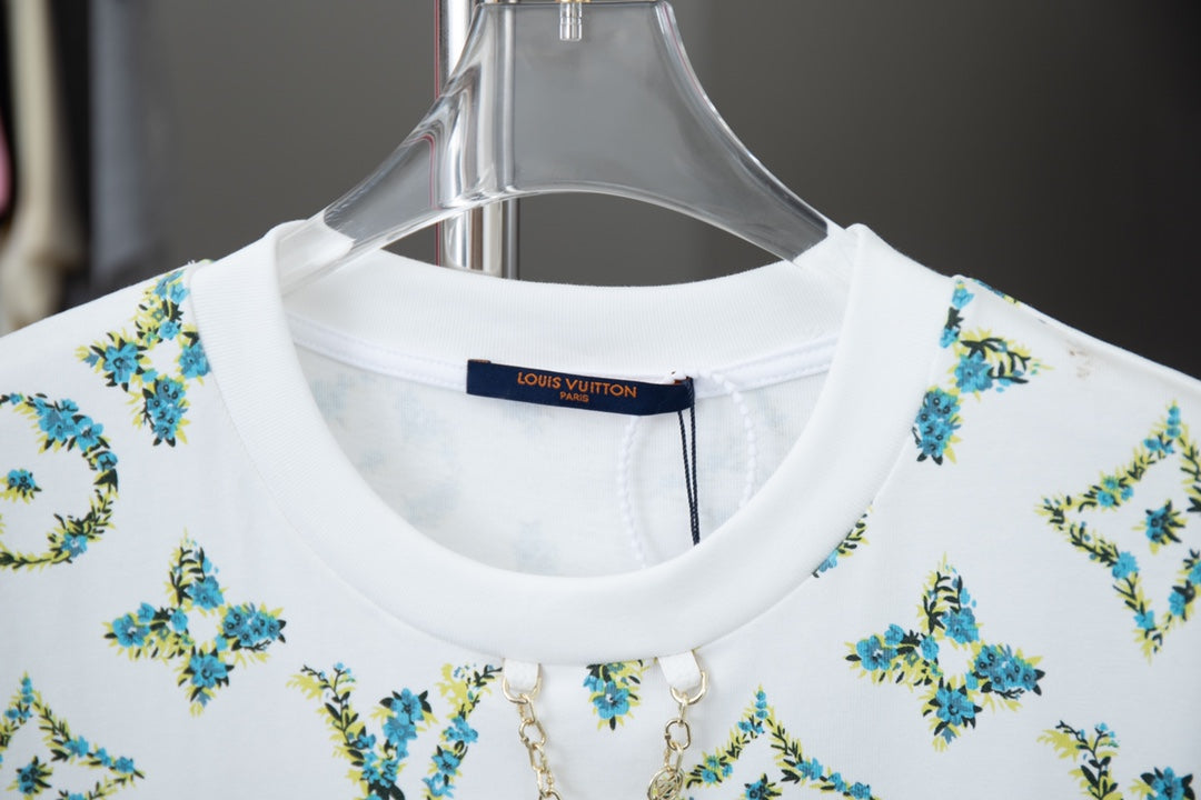 Grünes T-Shirt mit Blumenmuster