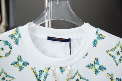 Grünes T-Shirt mit Blumenmuster