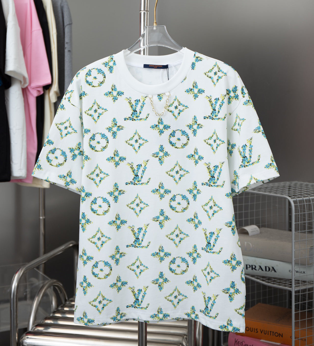 Grünes T-Shirt mit Blumenmuster