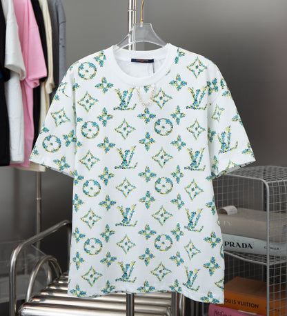 Grünes T-Shirt mit Blumenmuster