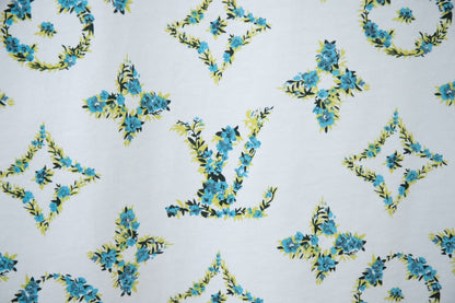 Grünes T-Shirt mit Blumenmuster