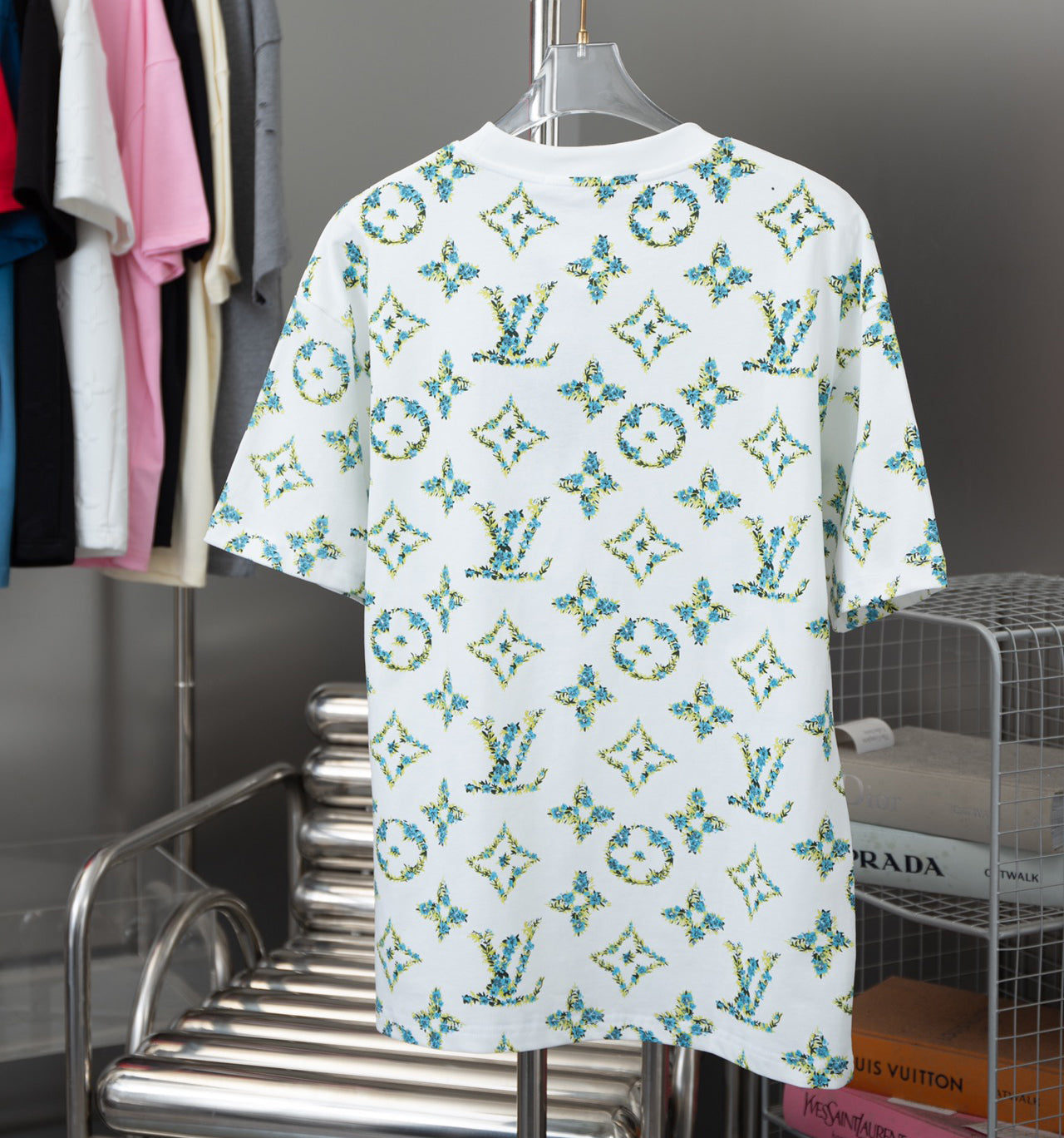 Grünes T-Shirt mit Blumenmuster