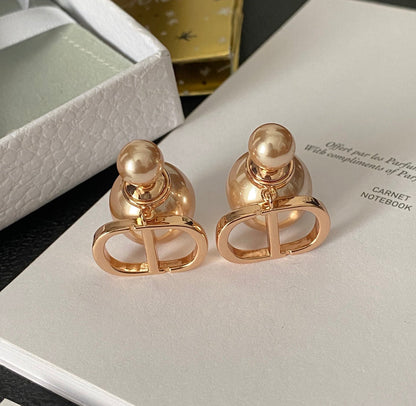 Simple pearl earrings