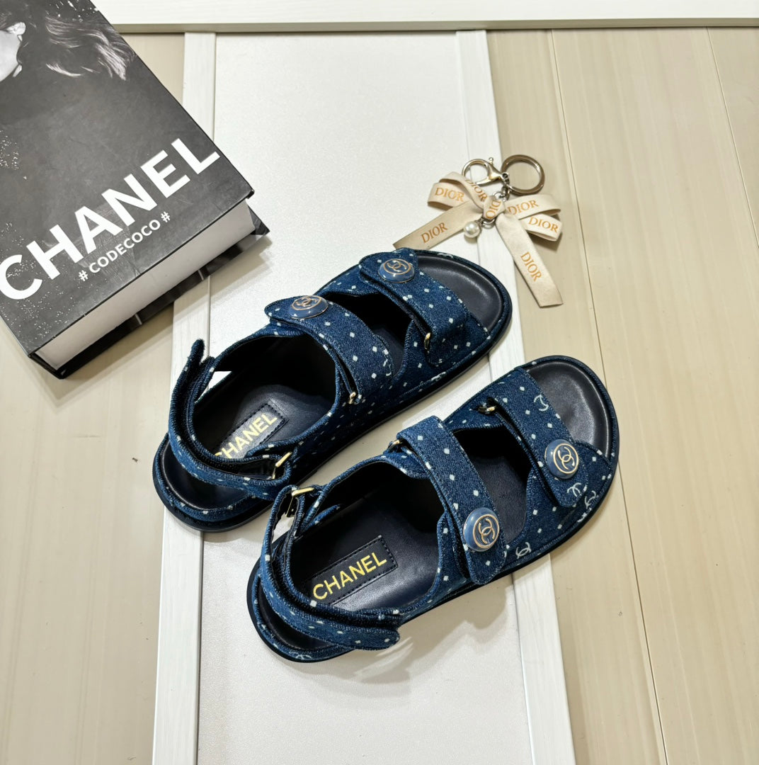 Sandalen mit rundem Schnallen-Klettverschluss aus Denim