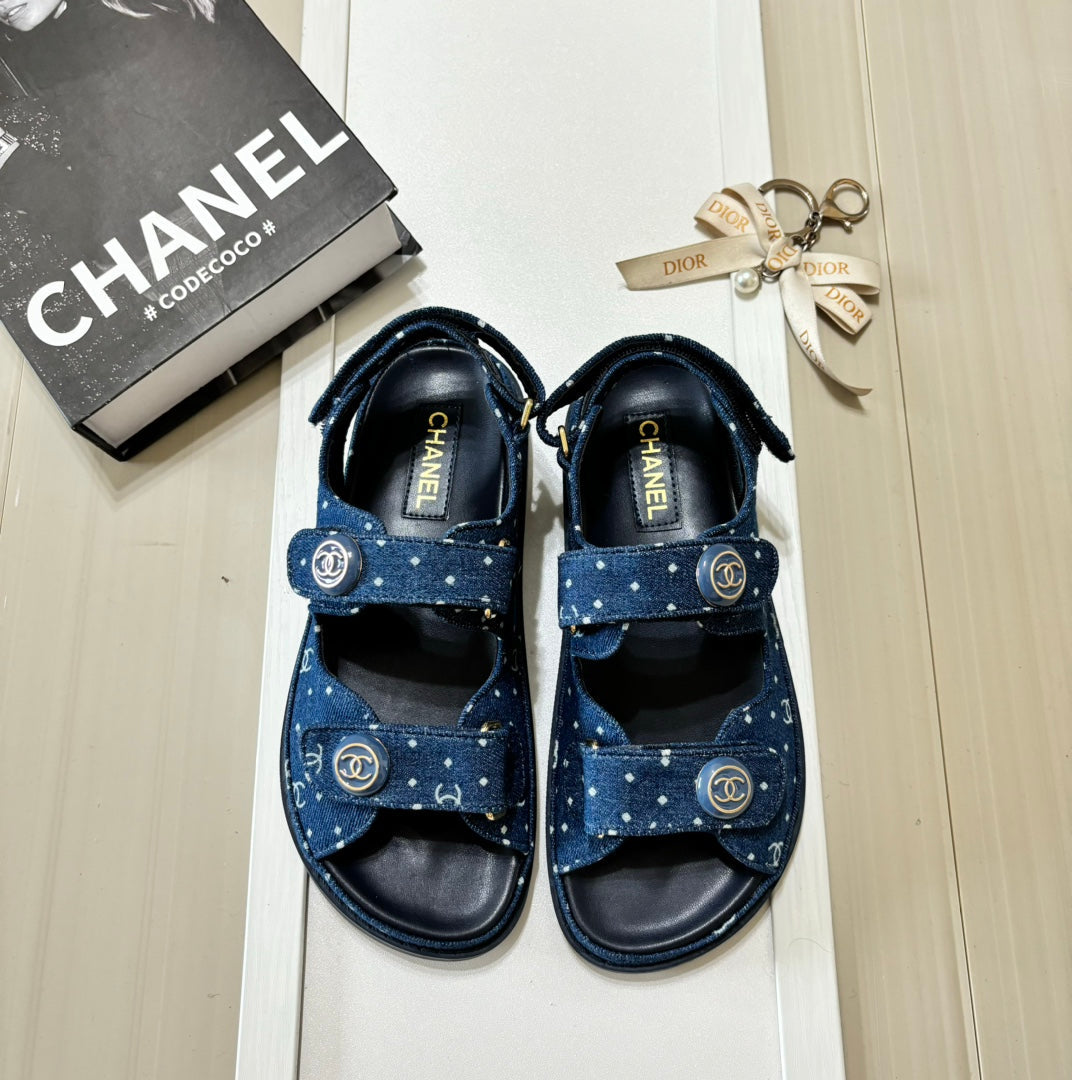 Sandalen mit rundem Schnallen-Klettverschluss aus Denim
