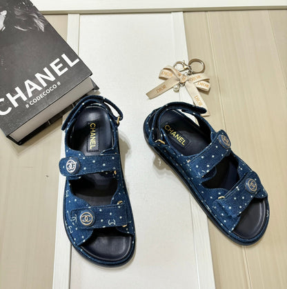 Sandalen mit rundem Schnallen-Klettverschluss aus Denim