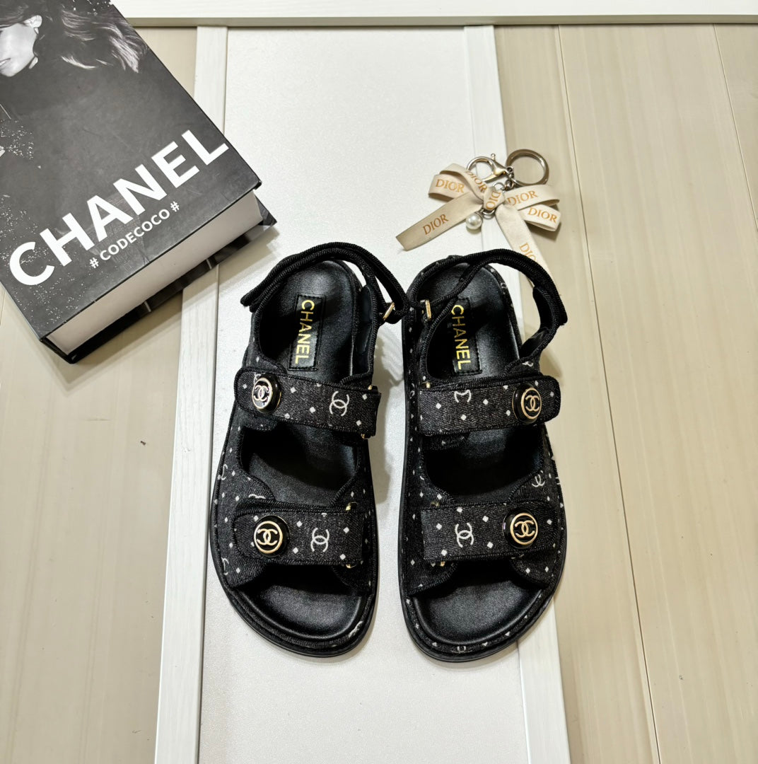 Sandalen mit rundem Schnallen-Klettverschluss aus Denim