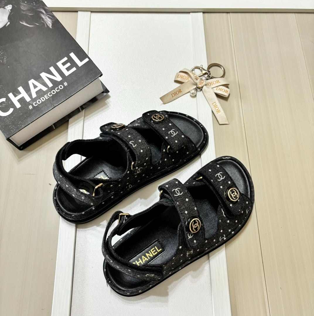 Sandalen mit rundem Schnallen-Klettverschluss aus Denim