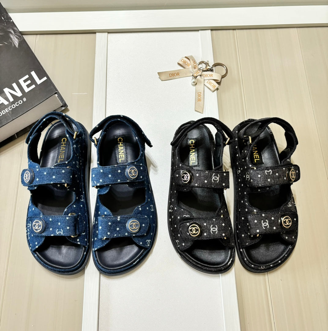 Sandalen mit rundem Schnallen-Klettverschluss aus Denim