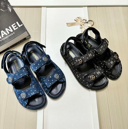 Sandalen mit rundem Schnallen-Klettverschluss aus Denim