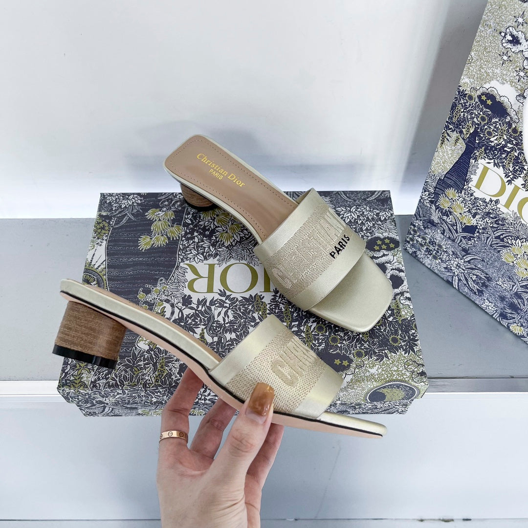 Dway Heeled Sandale mit Buchstabenstickerei