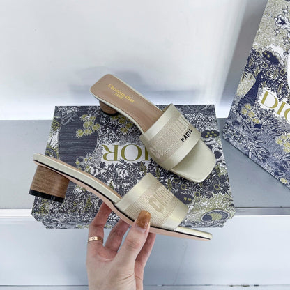 Dway Heeled Sandale mit Buchstabenstickerei
