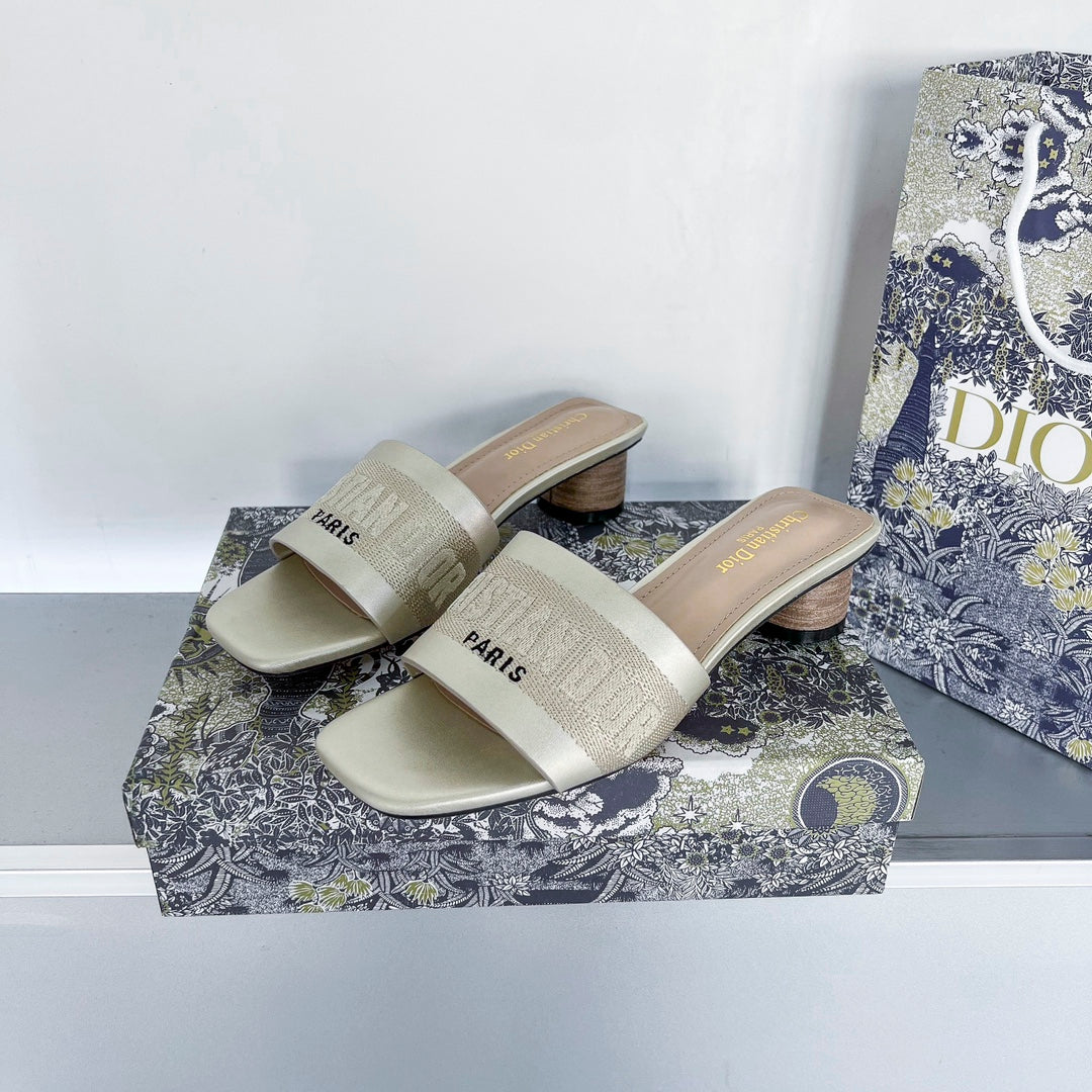 Dway Heeled Sandale mit Buchstabenstickerei