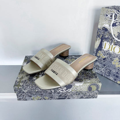 Dway Heeled Sandale mit Buchstabenstickerei