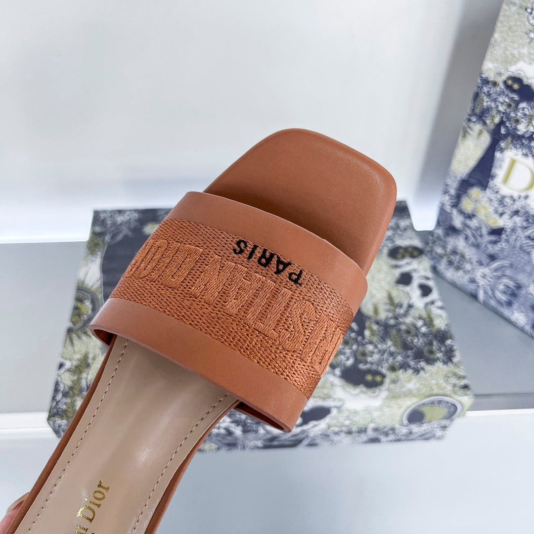 Dway Heeled Sandale mit Buchstabenstickerei
