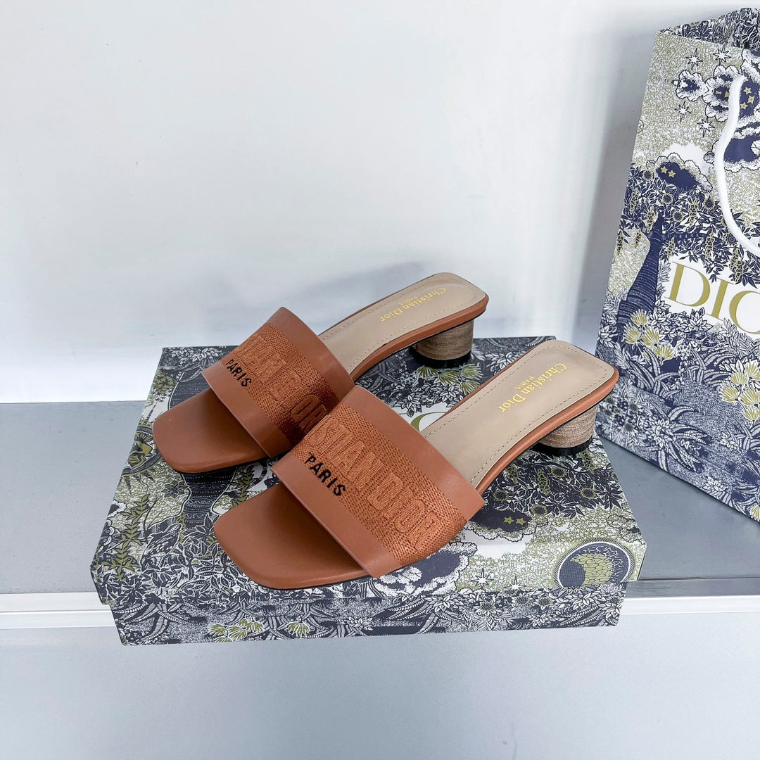 Dway Heeled Sandale mit Buchstabenstickerei