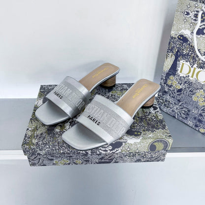 Dway Heeled Sandale mit Buchstabenstickerei