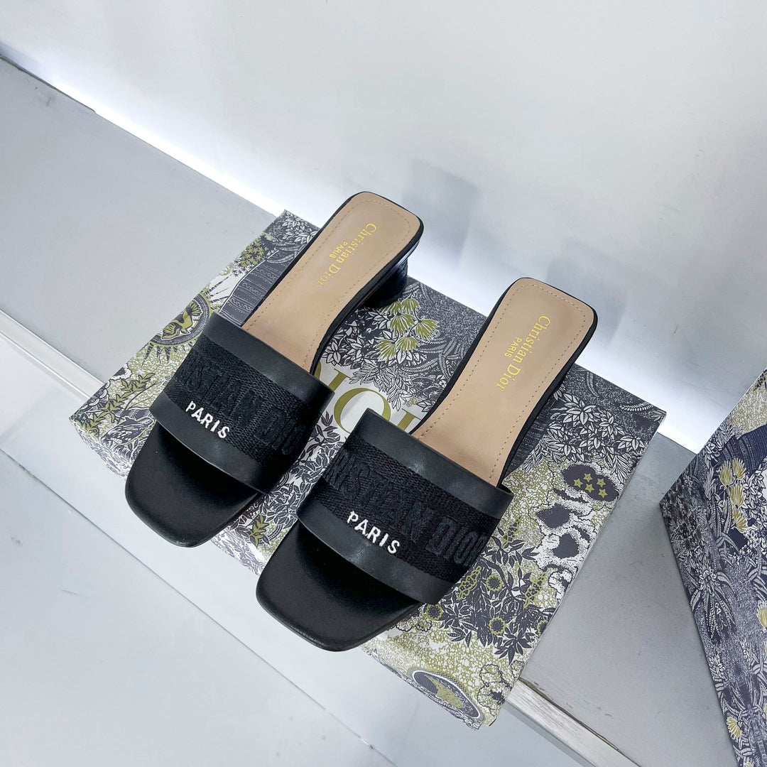 Dway Heeled Sandale mit Buchstabenstickerei