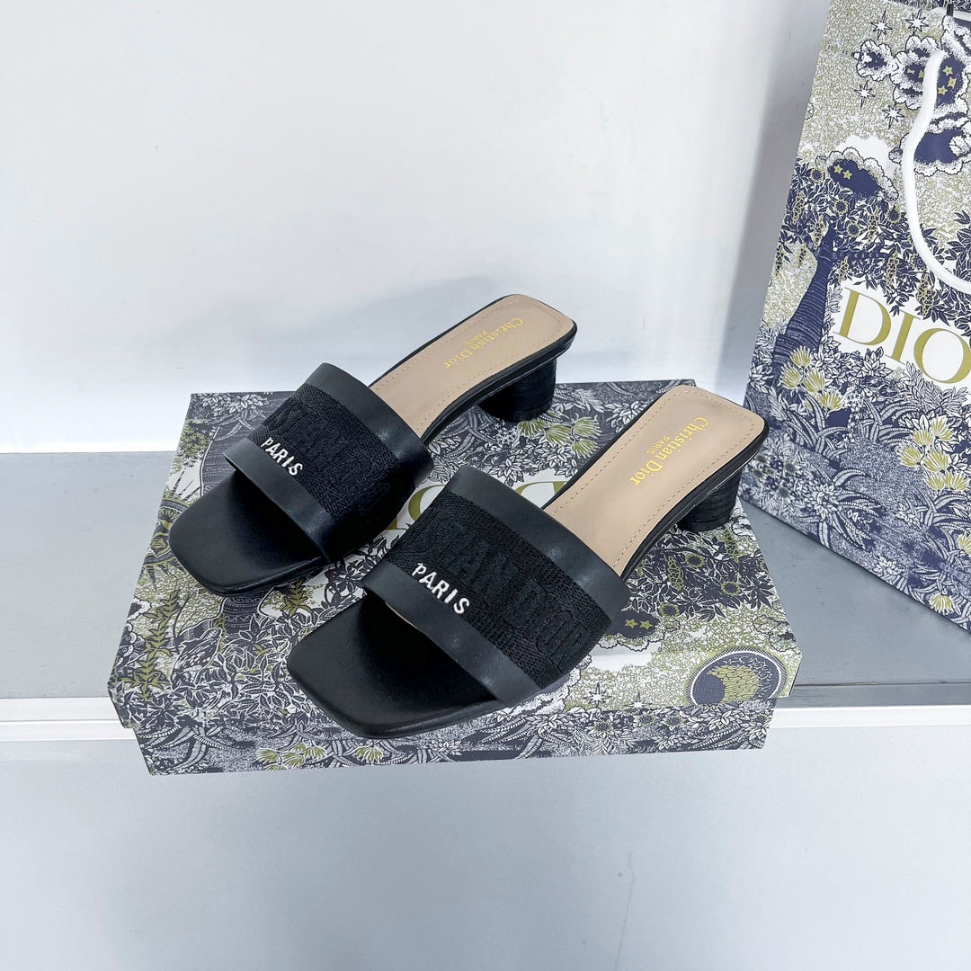 Dway Heeled Sandale mit Buchstabenstickerei