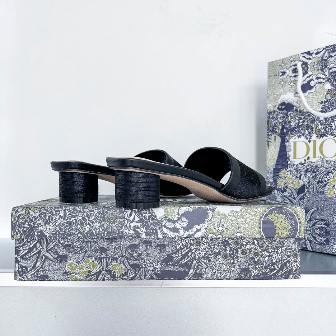Dway Heeled Sandale mit Buchstabenstickerei