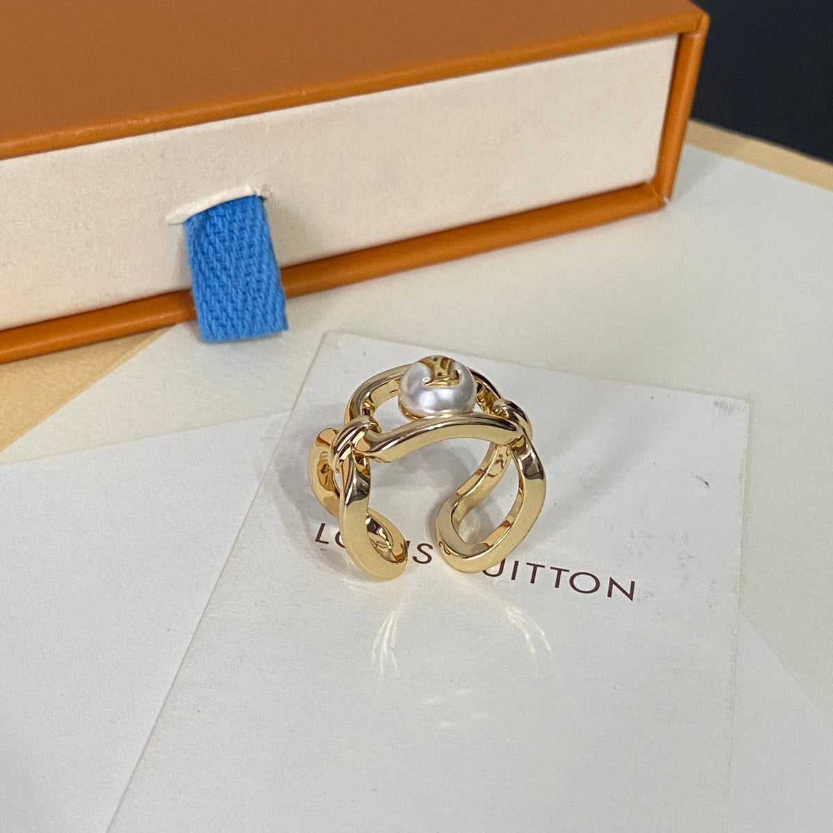 Ring mit Perlen-Logo