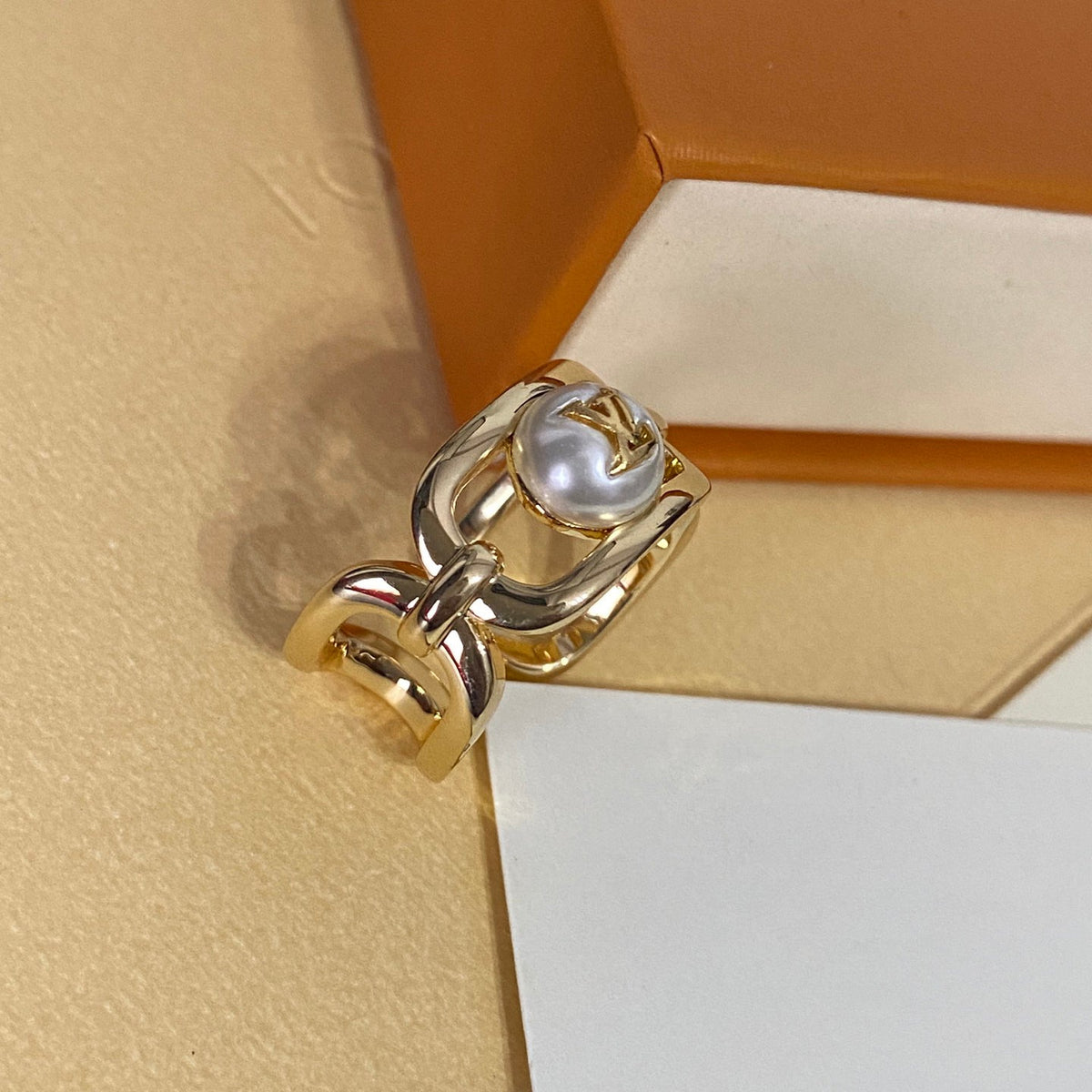 Ring mit Perlen-Logo