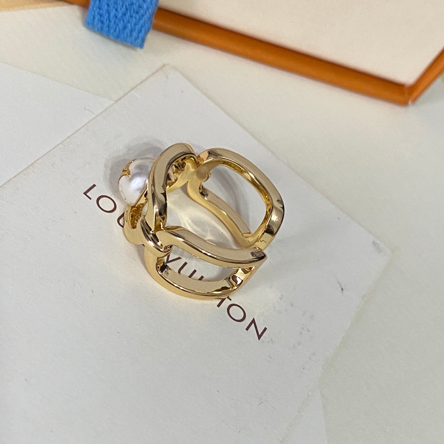 Ring mit Perlen-Logo
