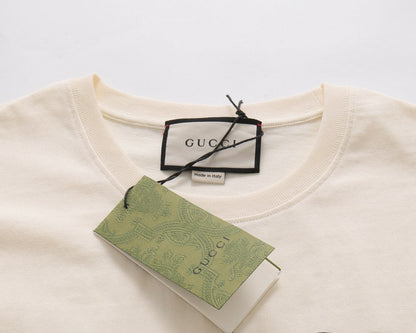 Einfaches T-Shirt aus bedruckter Baumwolle