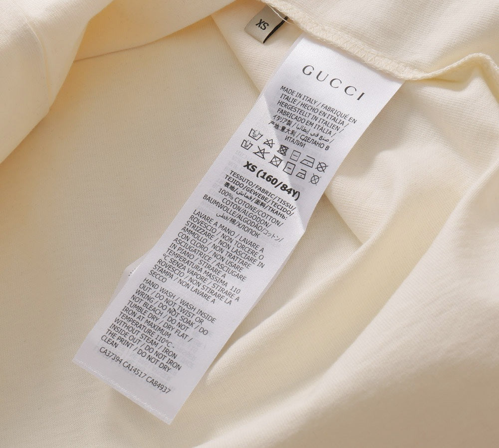 Einfaches T-Shirt aus bedruckter Baumwolle