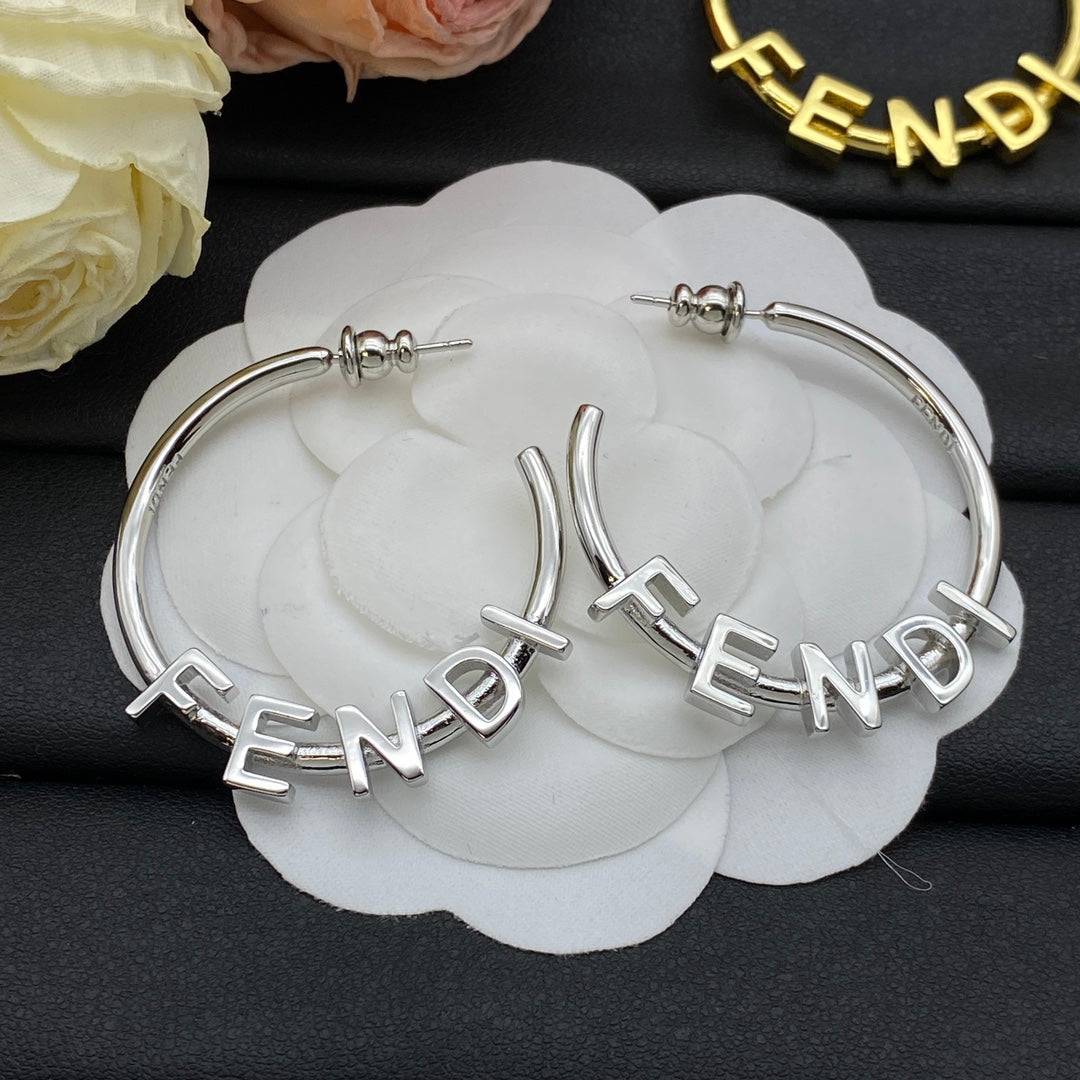 Fashion-Metallohrringe mit Buchstaben