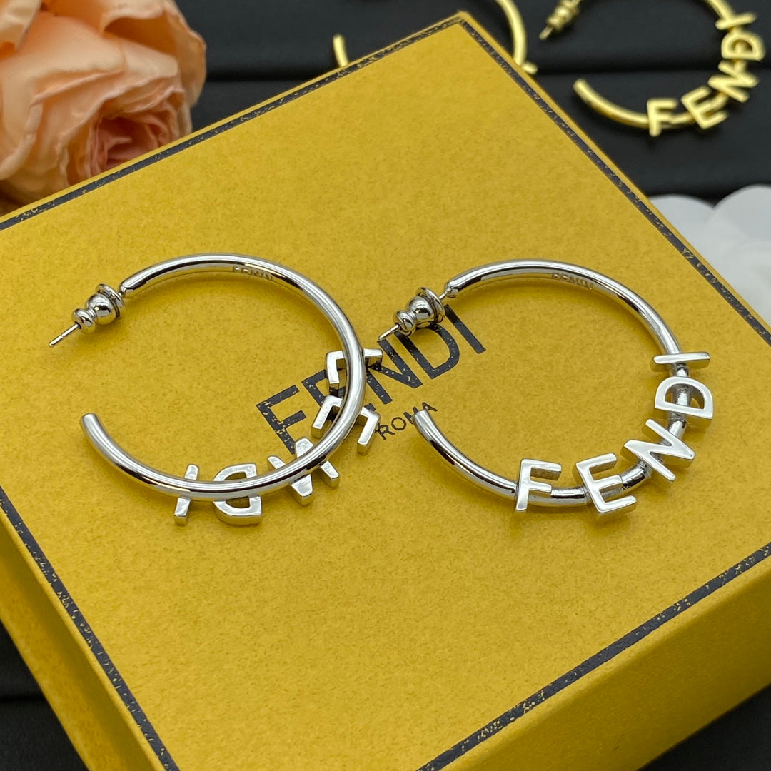 Fashion-Metallohrringe mit Buchstaben