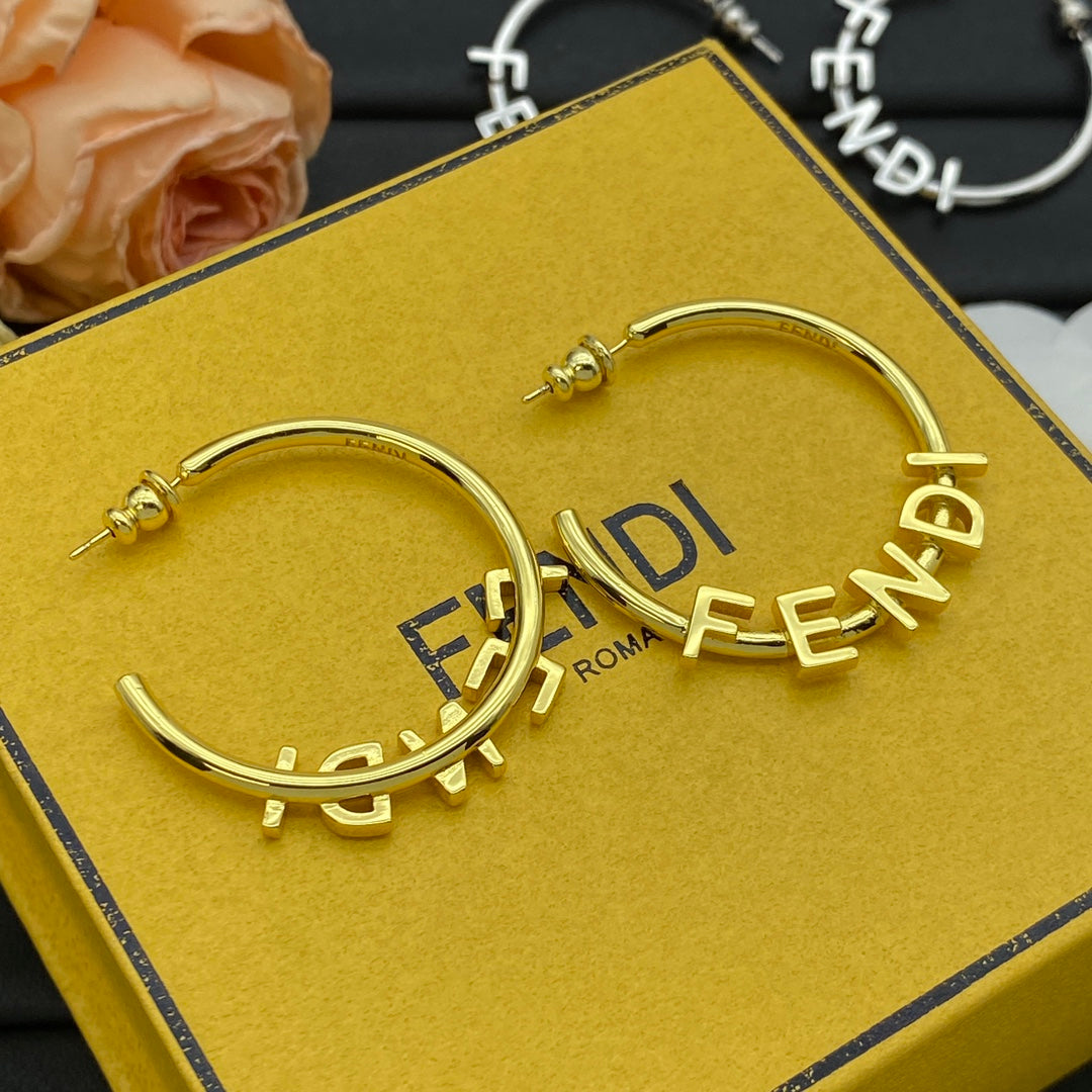 Fashion-Metallohrringe mit Buchstaben