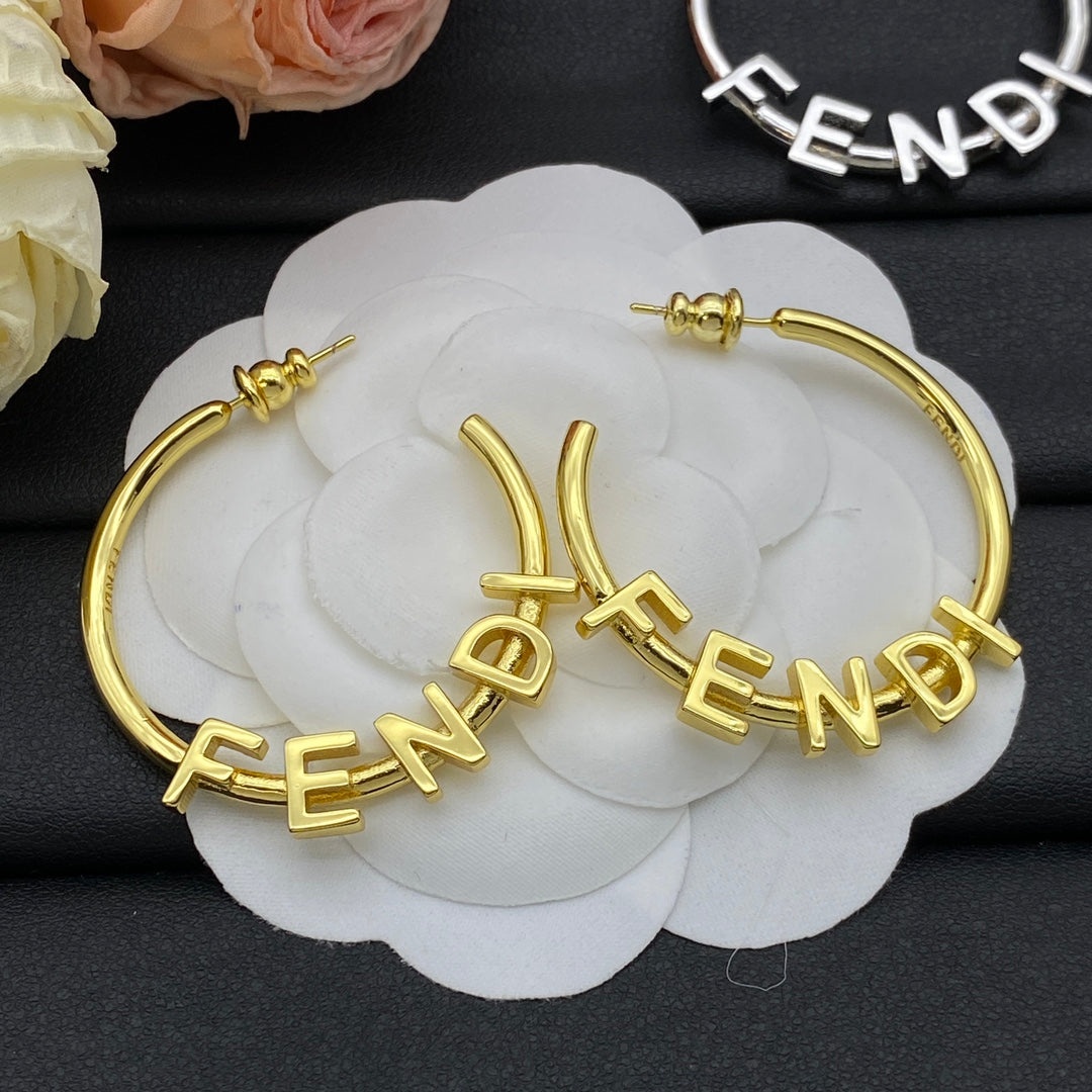 Fashion-Metallohrringe mit Buchstaben