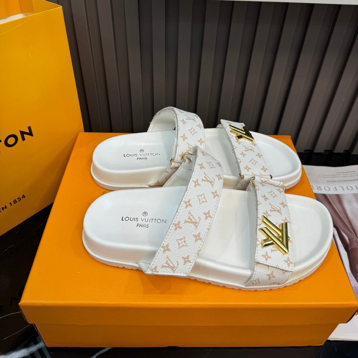 Unisex-Sandalen aus Leder mit Monogramm
