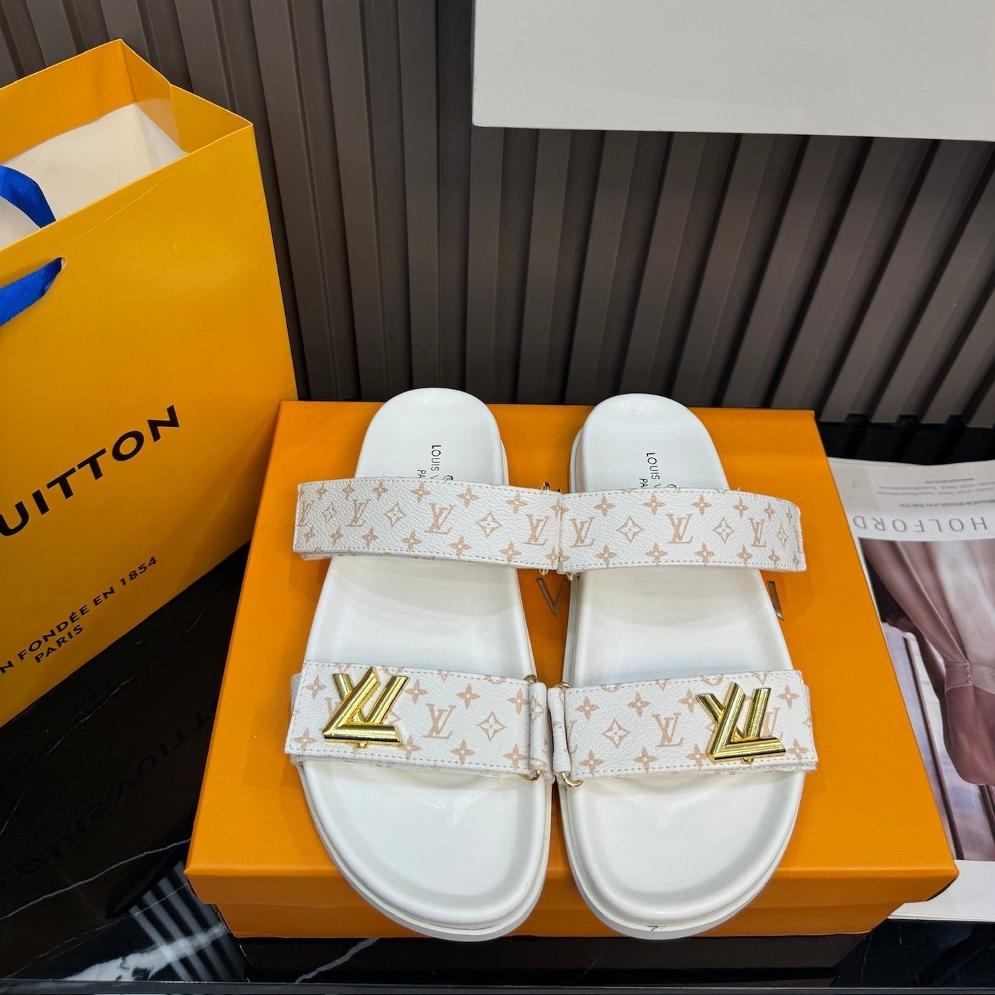 Unisex-Sandalen aus Leder mit Monogramm
