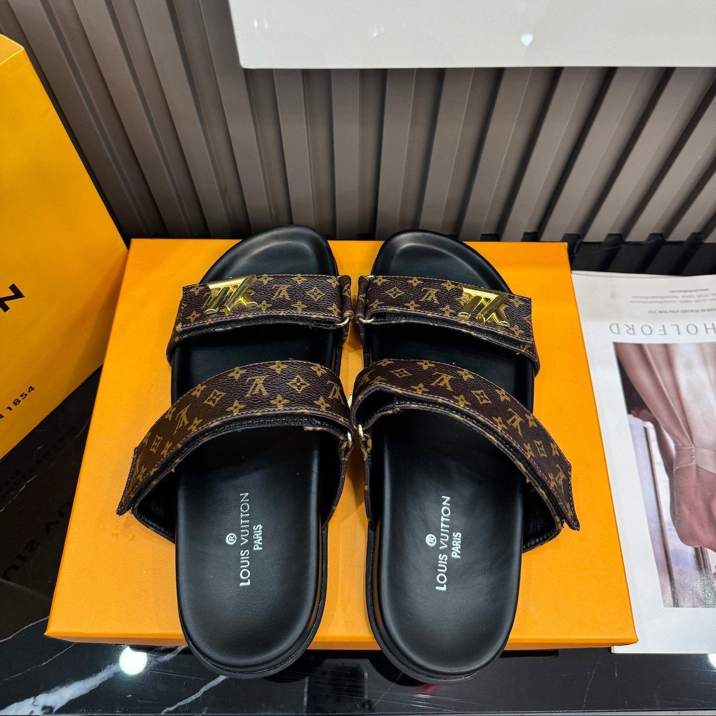 Unisex-Sandalen aus Leder mit Monogramm