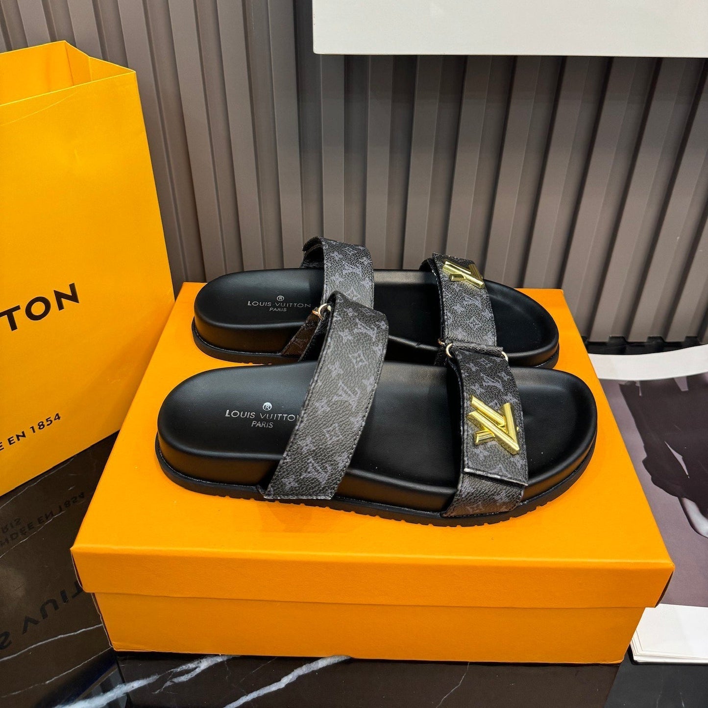 Unisex-Sandalen aus Leder mit Monogramm