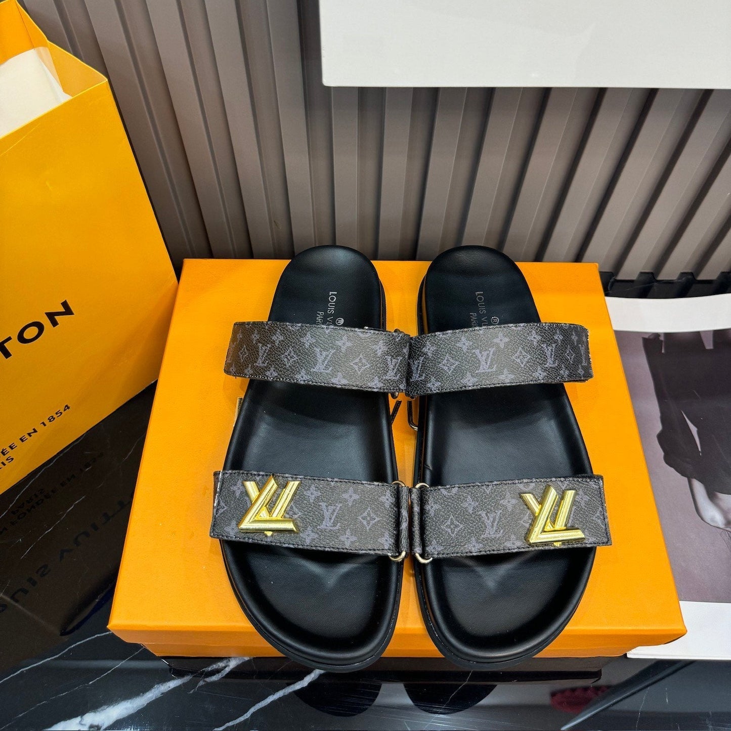 Unisex-Sandalen aus Leder mit Monogramm