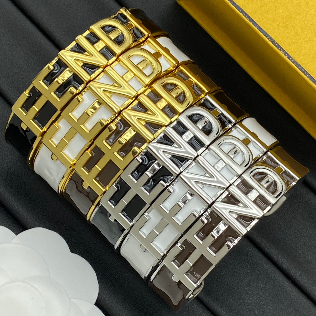 Buchstabenarmreif aus Metall und Emaille, offen