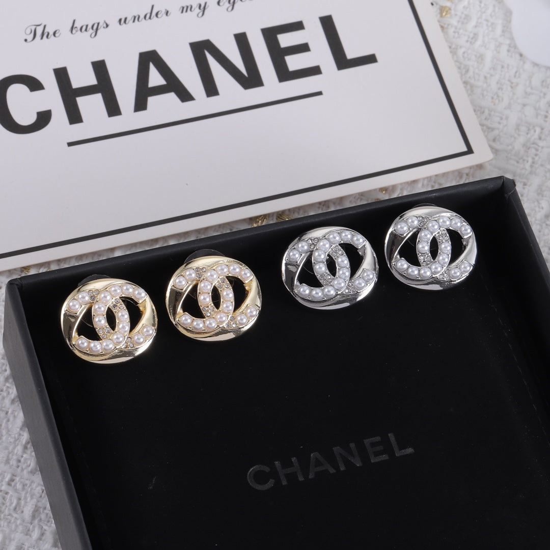 Perlenohrstecker mit Diamanten