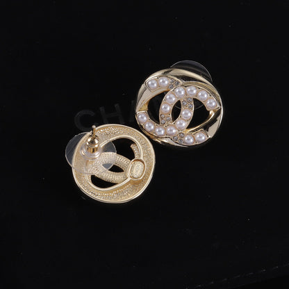 Perlenohrstecker mit Diamanten