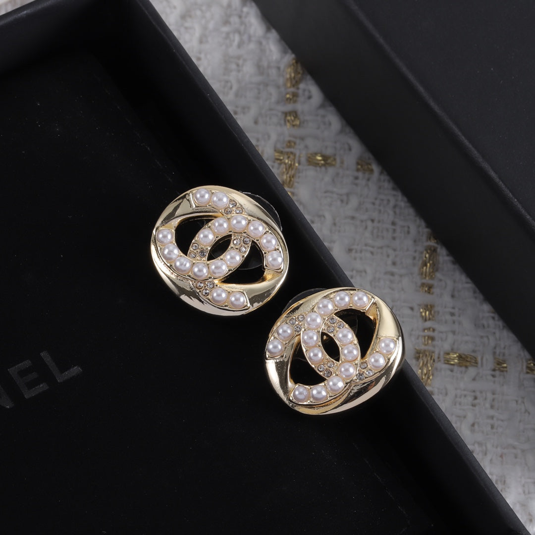 Perlenohrstecker mit Diamanten