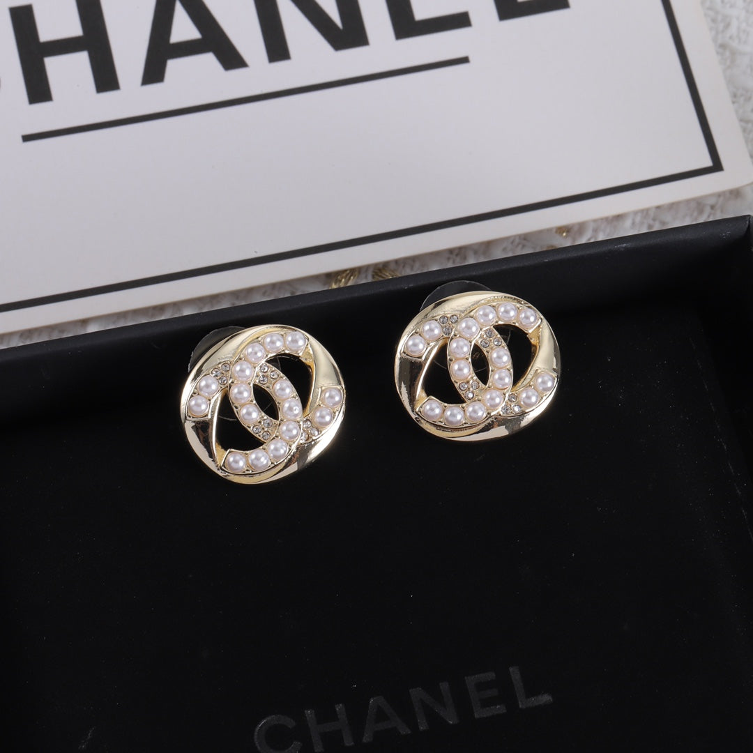 Perlenohrstecker mit Diamanten
