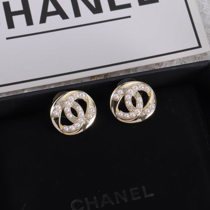 Perlenohrstecker mit Diamanten