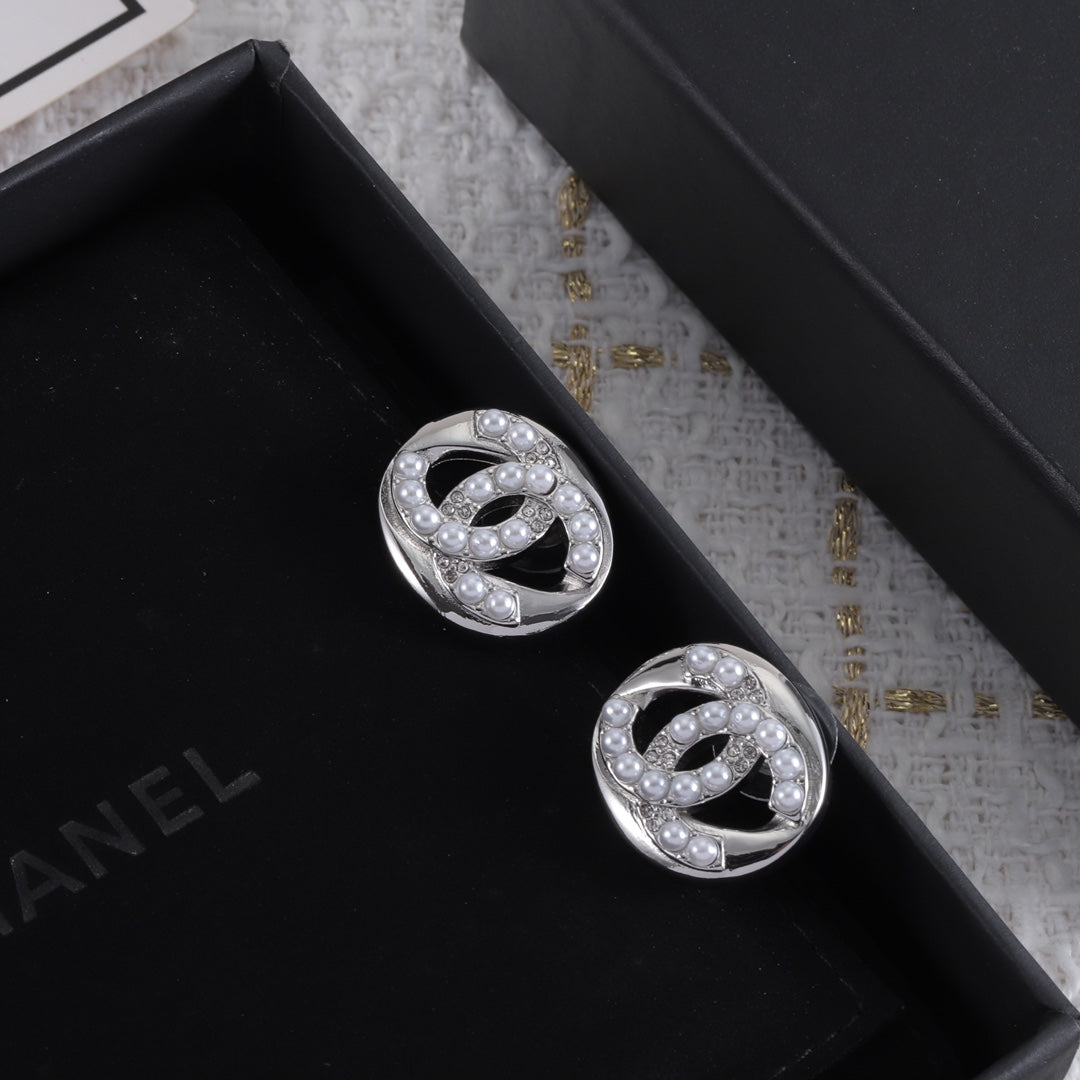 Perlenohrstecker mit Diamanten