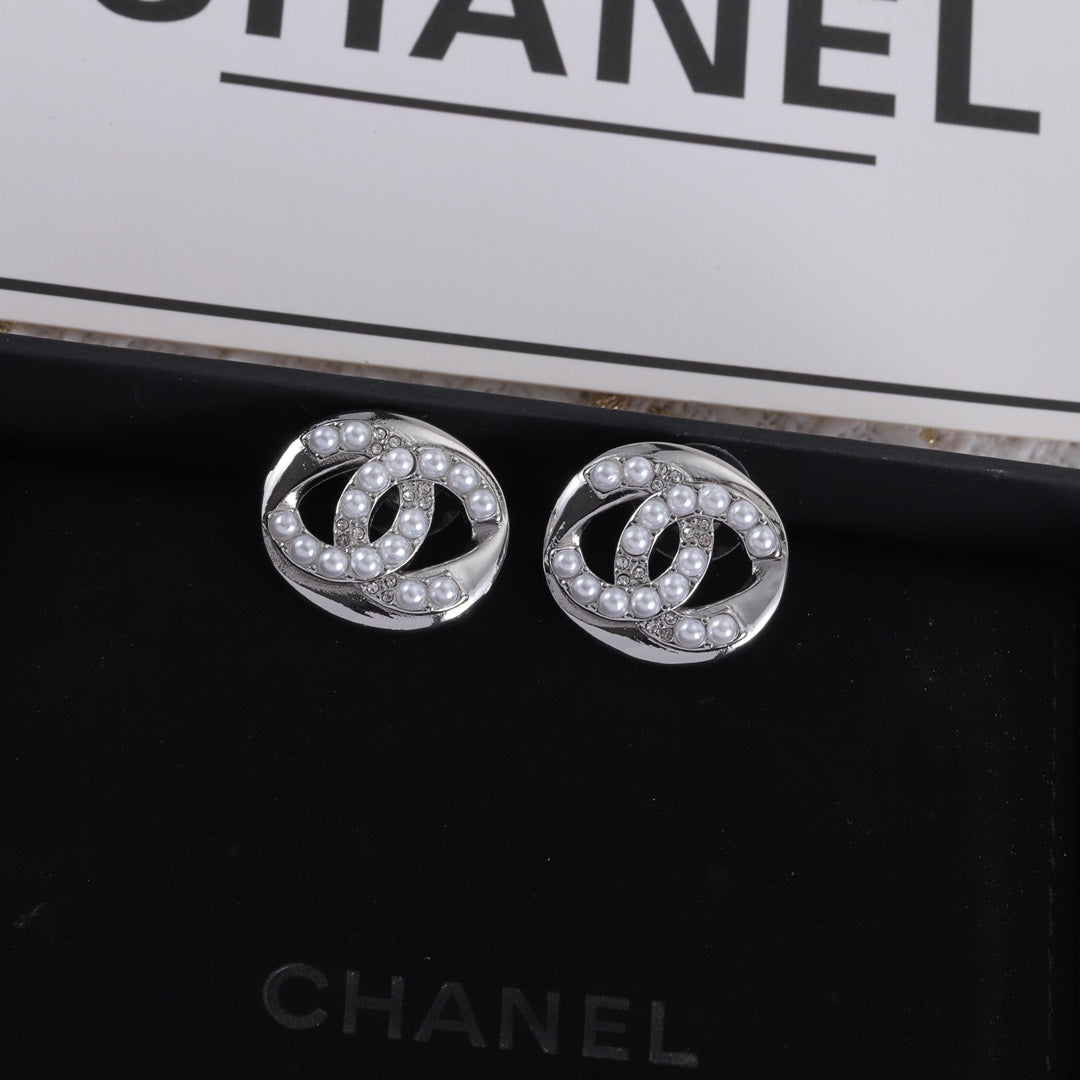 Perlenohrstecker mit Diamanten