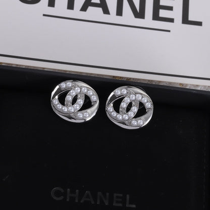 Perlenohrstecker mit Diamanten